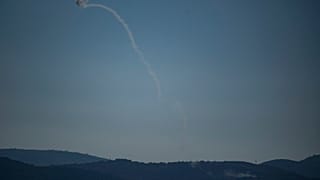 El sistema de defensa aérea israelí dispara para interceptar un ataque del Líbano, visto desde los Altos del Golán anexados por Israel, el 18 de julio de 2024.