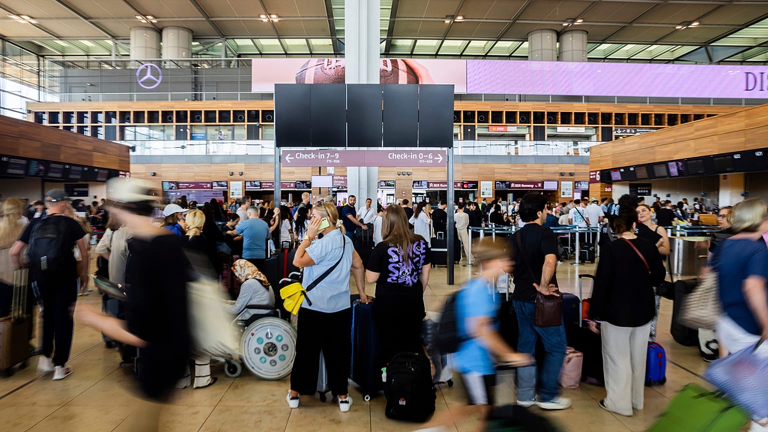 Viaggiatori in attesa nell'aeroporto Brandenburg a Schönefeld, in Germania 