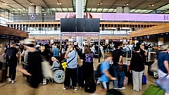 Viaggiatori in attesa nell'aeroporto Brandenburg a Schönefeld, in Germania 