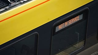 Comboio parado em Liverpool, Inglaterra, devido à falha informática da Microsoft