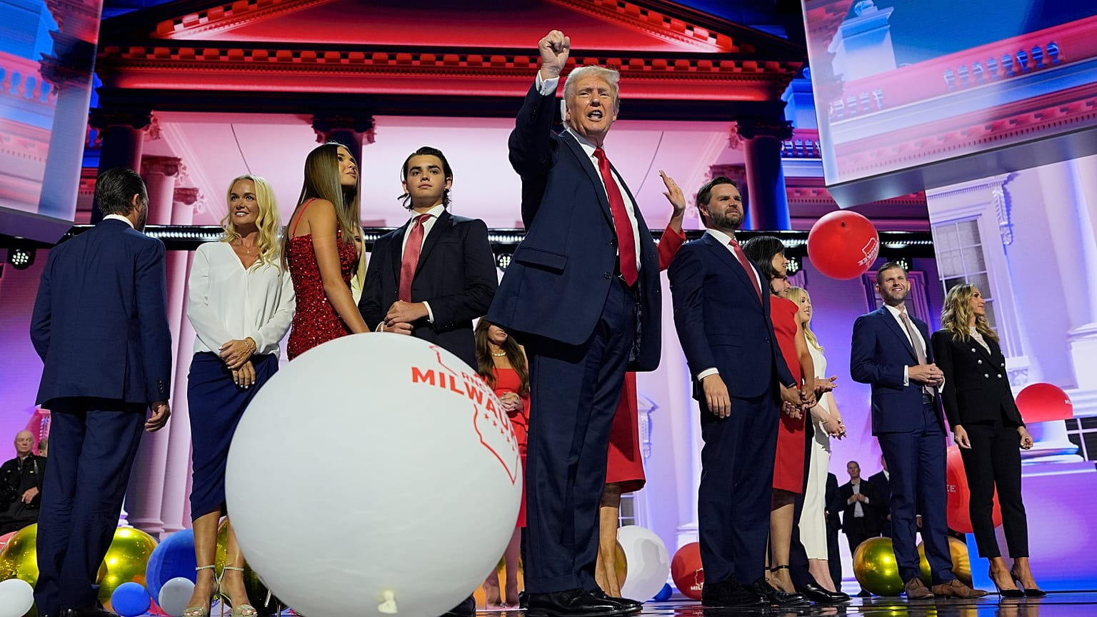 Donald Trump (au centre) lors de la convention du Parti républicain à Milwaukee