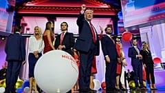 Donald Trump (au centre) lors de la convention du Parti républicain à Milwaukee