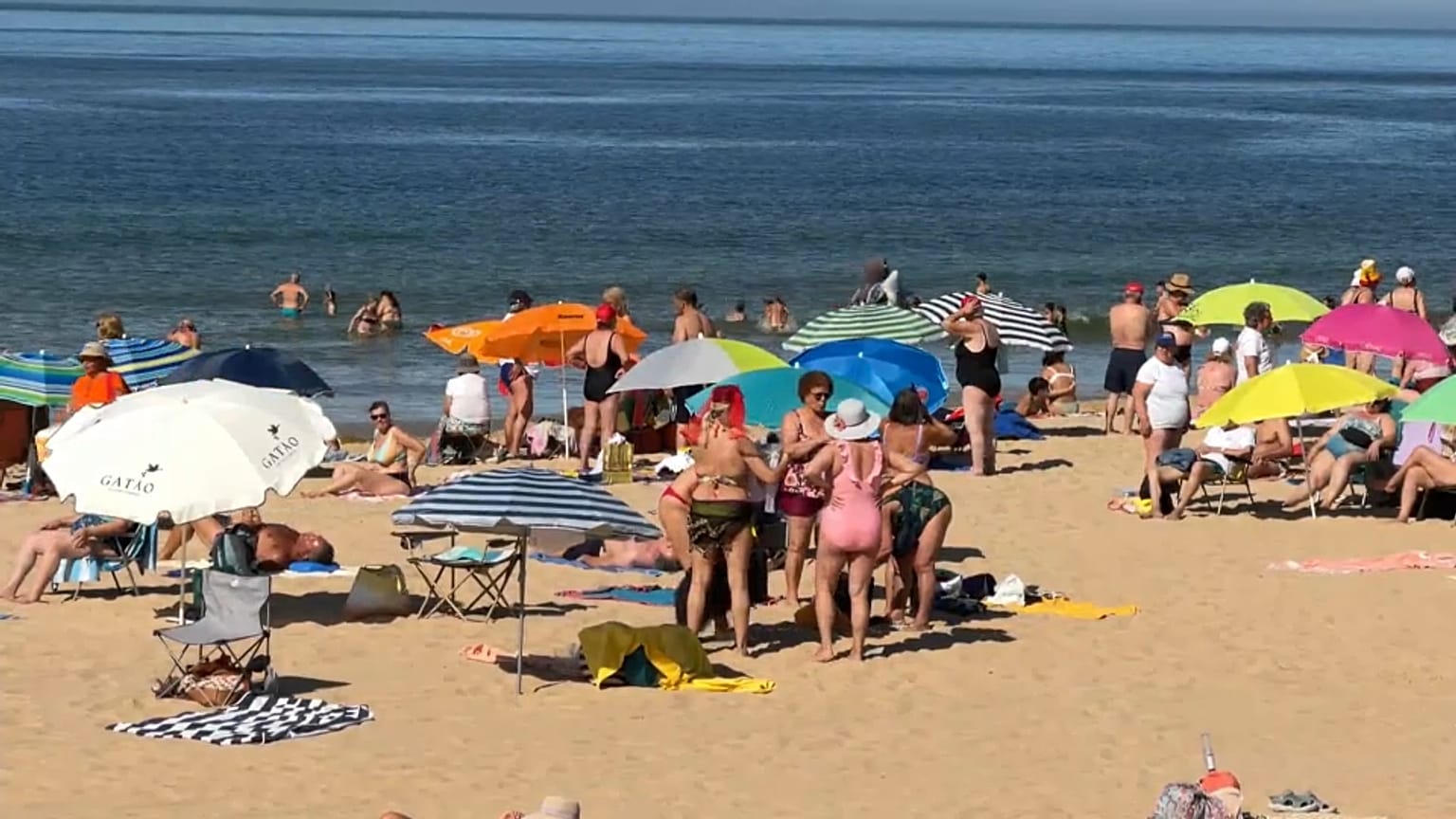 Un po' di refrigerio in spiaggia per sfuggire al caldo torrido