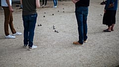 Imagen de un grupo de personas jugando a la petanca en París.