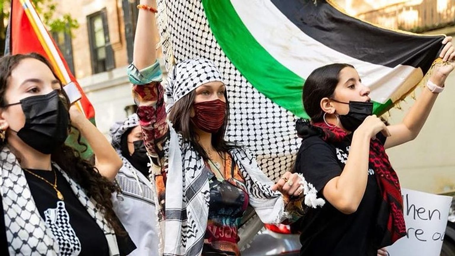 Bella Hadid egy 2021-es New York-i palesztinpárti tüntetésen