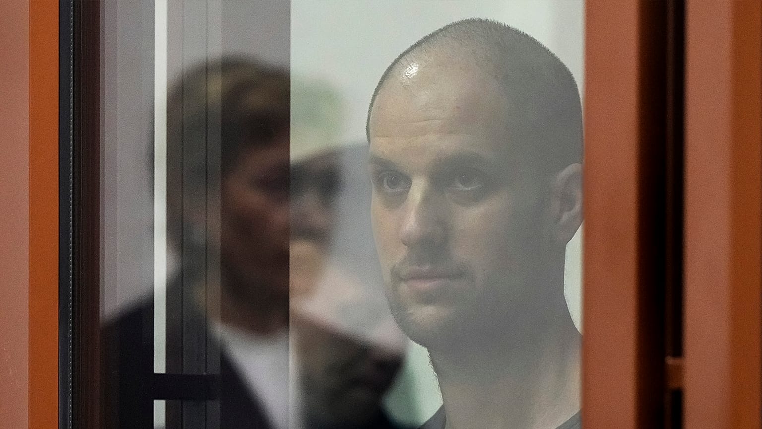 Wall Street Journal muhabiri Evan Gershkovich, Yekaterinburg'daki bir mahkeme salonunda cam bir kafesin içinde kararı dinliyor, 19 Temmuz 2024, DOSYA