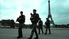 ماموران امنیتی فرانسه هنگام گشت‌زدن در نزدیکی برج ایفل در پاریس