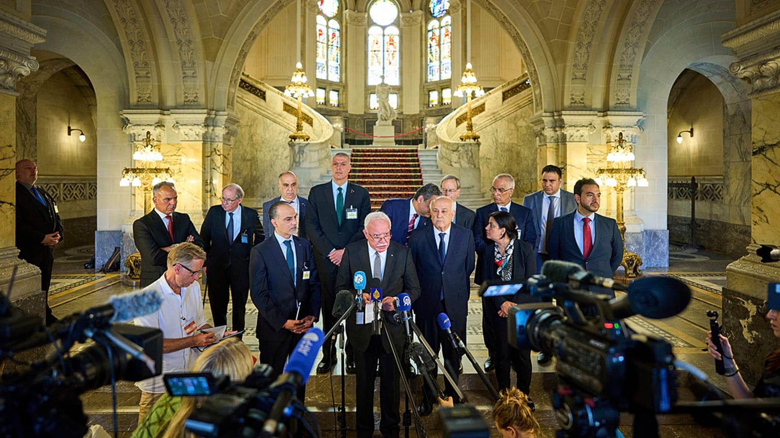 Riad Malki, conselheiro palestiniano para a política externa, fala à comunicação social no Tribunal Internacional de Justiça, ou Tribunal Mundial, em Haia, Países Baixos
