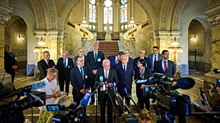 Riad Malki, conselheiro palestiniano para a política externa, fala à comunicação social no Tribunal Internacional de Justiça, ou Tribunal Mundial, em Haia, Países Baixos