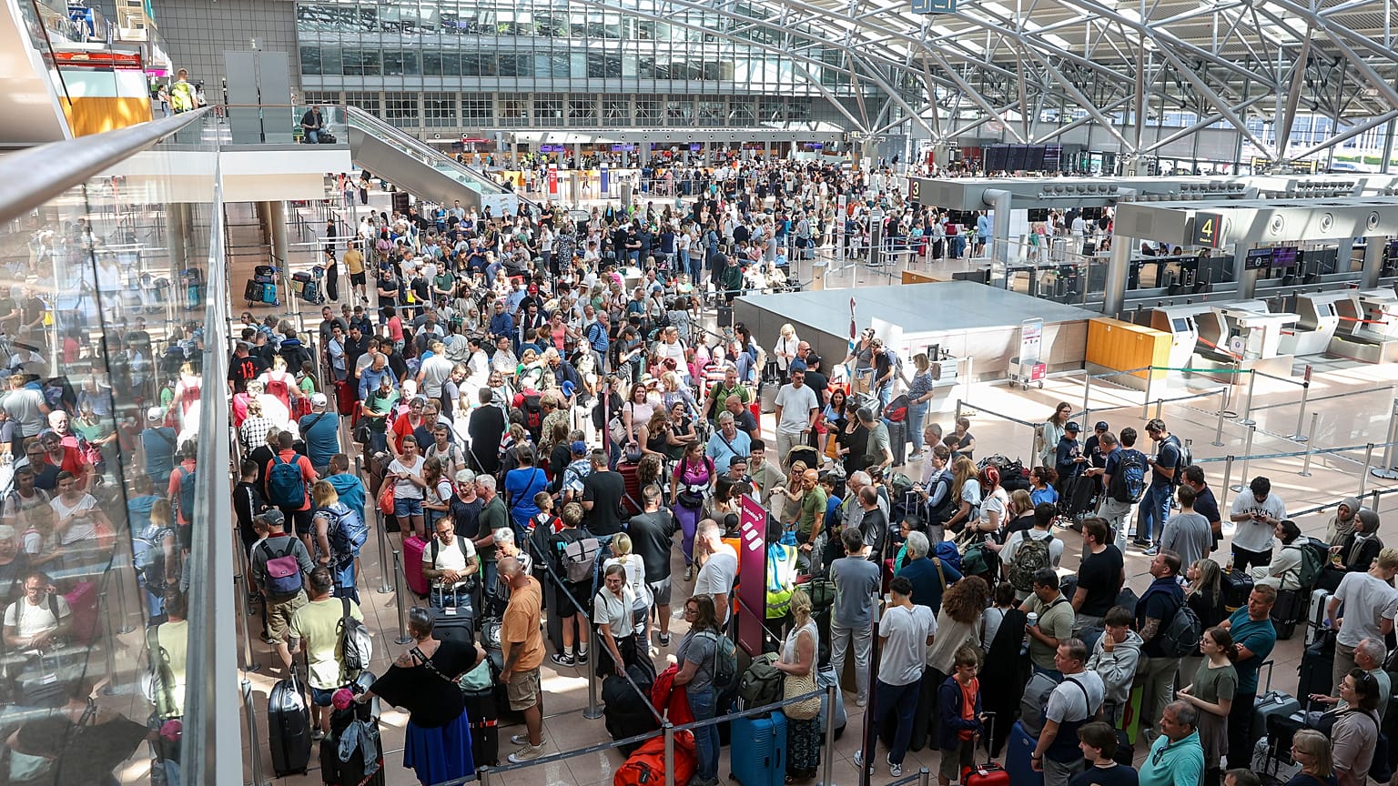 Viajeros esperan en la Terminal 1 para facturar en el aeropuerto de Hamburgo después de que un fallo informático provocara el caos en los viajes, 19 de julio de 2024.