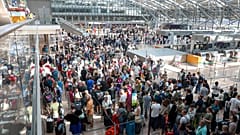 Les voyageurs attendent l'enregistrement au Terminal 1 de l'aéroport de Hambourg après une panne informatique, 19 juillet 2024.