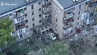 Egy orosz csapás okozta károk egy lakóépületben Mikolajivban, 2024. július 19.