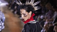 Bella Hadid sur scène pour la collection Thom Browne printemps/été 2023 à Paris, le 3 octobre 2022.
