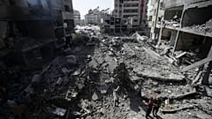 Des Palestiniens regardent les conséquences du bombardement israélien dans le camp de réfugiés de Nuseirat, dans la bande de Gaza, le 8 juin 2024.