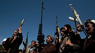 المقاتلون الحوثيون ينظمون مسيرة لدعم الفلسطينيين في قطاع غزة وضد الغارات الجوية التي تقودها الولايات المتحدة على اليمن، في صنعاء، اليمن، الاثنين 29 يناير، 2024.