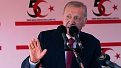 El presidente turco Recep Tayyip Erdogan habla durante un desfile militar, en la zona ocupada por Turquía de la dividida capital Nicosia, Chipre, sábado 20 de julio de 2024.