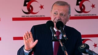 El presidente turco Recep Tayyip Erdogan habla durante un desfile militar, en la zona ocupada por Turquía de la dividida capital Nicosia, Chipre, sábado 20 de julio de 2024.