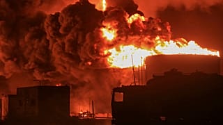 Tanques de petróleo ardem no porto de Hodeidah, no Iémen, sábado, 20 de julho de 2024.