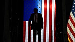 Candidato presidencial republicano, o ex-presidente Donald Trump, chega a um comício de campanha, sábado, 20 de julho de 2024, em Grand Rapids, Michigan.