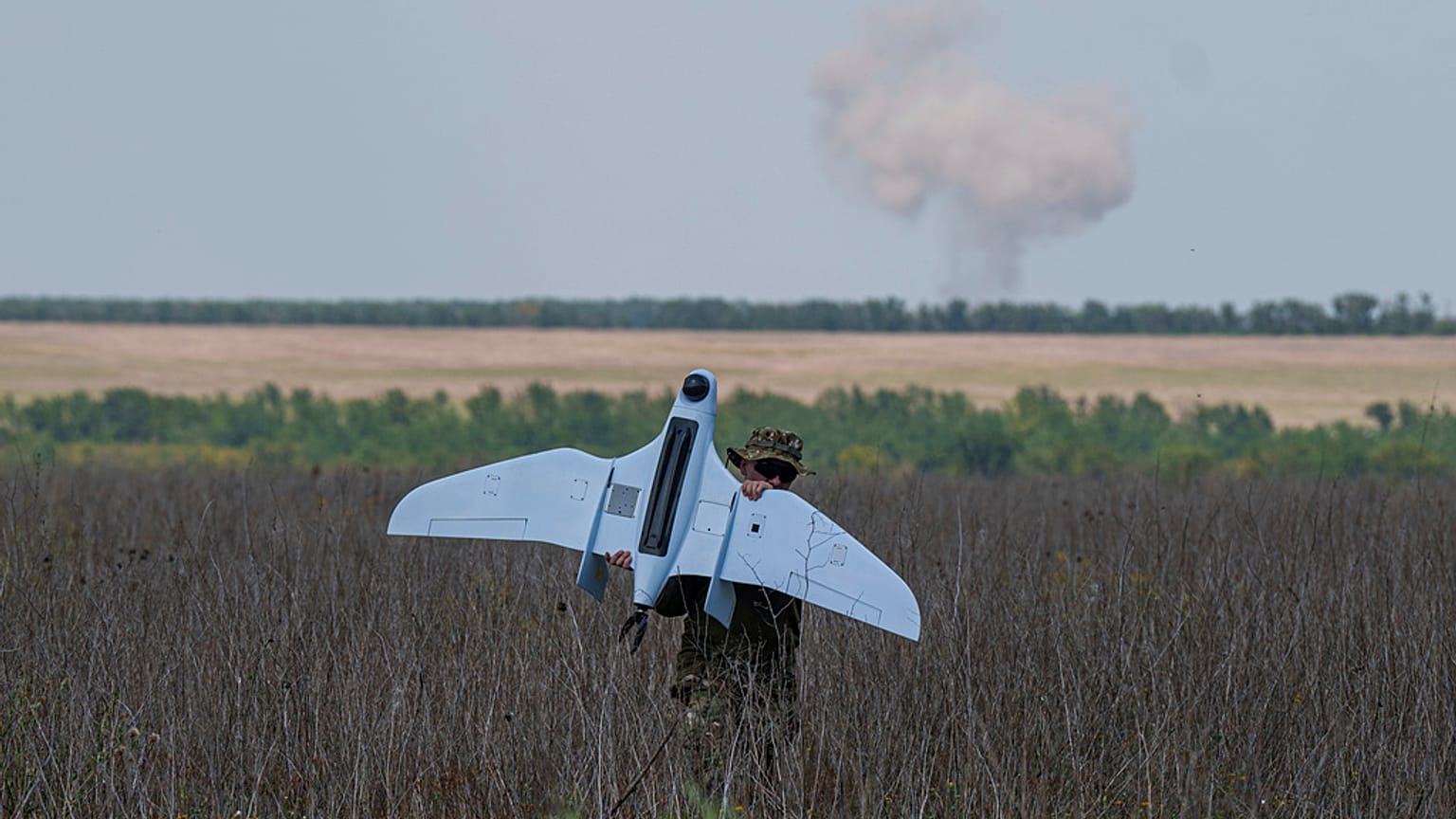 Ukraynalı bir asker Donetsk bölgesindeki Rus hava saldırılarının ardından Furia model drone taşıyor, 30 Haziran 2024