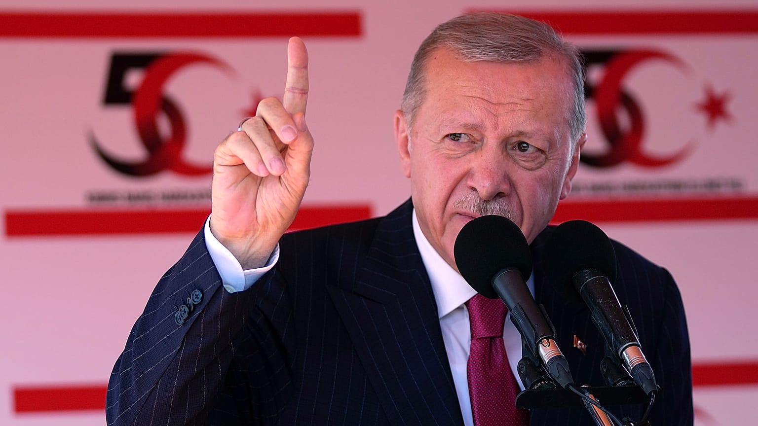 Cumhurbaşkanı Recep Tayyip Erdoğan, Kuzey Kıbrıs Türk Cumhuriyeti'nin (KKTC) ulusal bir gün olarak kabul ettiği 20 Temmuz Barış ve Özgürlük Bayramı kutlamalarına katıldı.