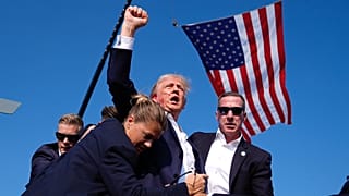 Trump, 13 Temmuz 2024'te Butler, Pennsylvania'daki bir kampanya mitinginde düzenlenen suikast girişiminin ardından ABD Gizli Servis ajanları ile görüntüleniyor.