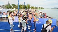 A holtversenyben győztes Barabás Imre és Hartmann Máté a 42. Lidl Balaton-átúszás balatonboglári céljában 2024. július 21-én