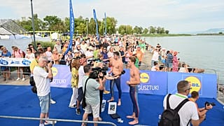 A holtversenyben győztes Barabás Imre és Hartmann Máté a 42. Lidl Balaton-átúszás balatonboglári céljában 2024. július 21-én