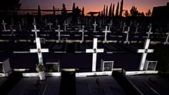Sepulturas de soldados gregos e cipriotas gregos mortos em 1974, durante a invasão turca, no cemitério militar  de Nicósia, Chipre, sexta-feira, 19 de julho 2024 de