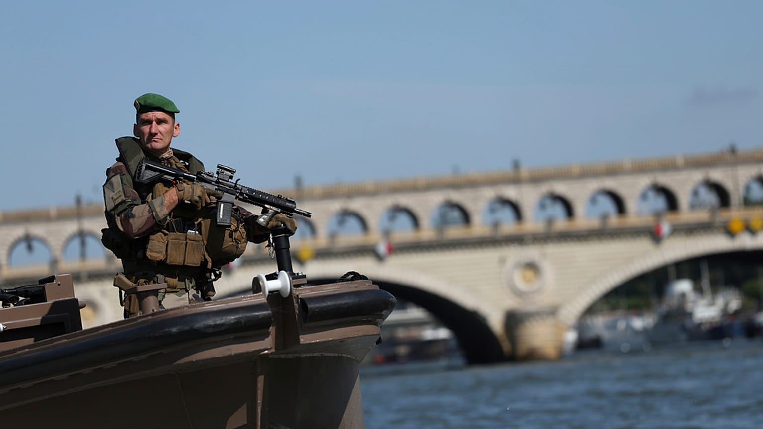 Un soldat français en faction sur les quais de Seine.