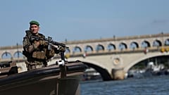 Un soldat français en faction sur les quais de Seine.