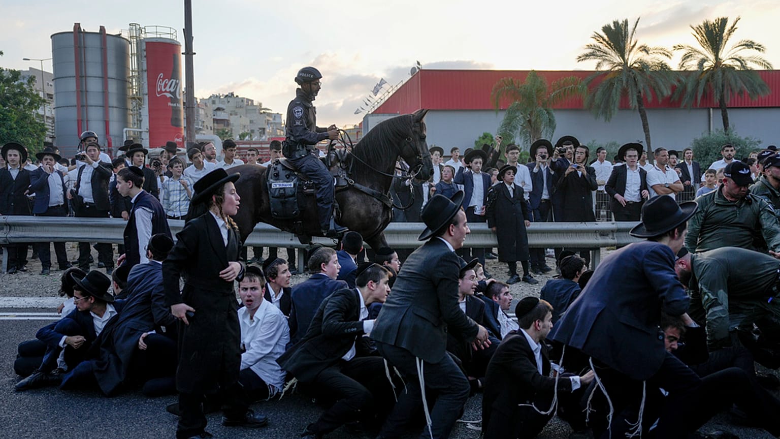 Ultra-Ortodoks erkekleri askere almaya yönelik geçmiş girişimler, Haredi toplumunda kitlesel protestoları tetikledi.