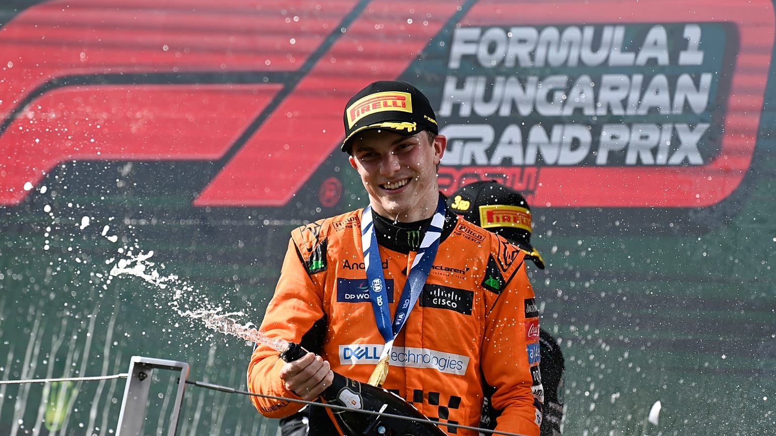A győztes Oscar Piastri, a McLaren ausztrál versenyzője ünnepel a dobogón
