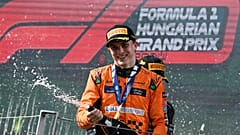 A győztes Oscar Piastri, a McLaren ausztrál versenyzője ünnepel a dobogón