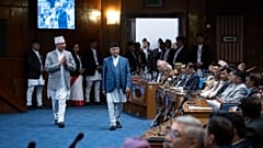 رئيس الوزراء النيبالي خادجا براساد أولي يصل ليطلب التصويت على الثقة في البرلمان في كاتماندو، نيبال، الأحد، 21 يوليو، 2024. 