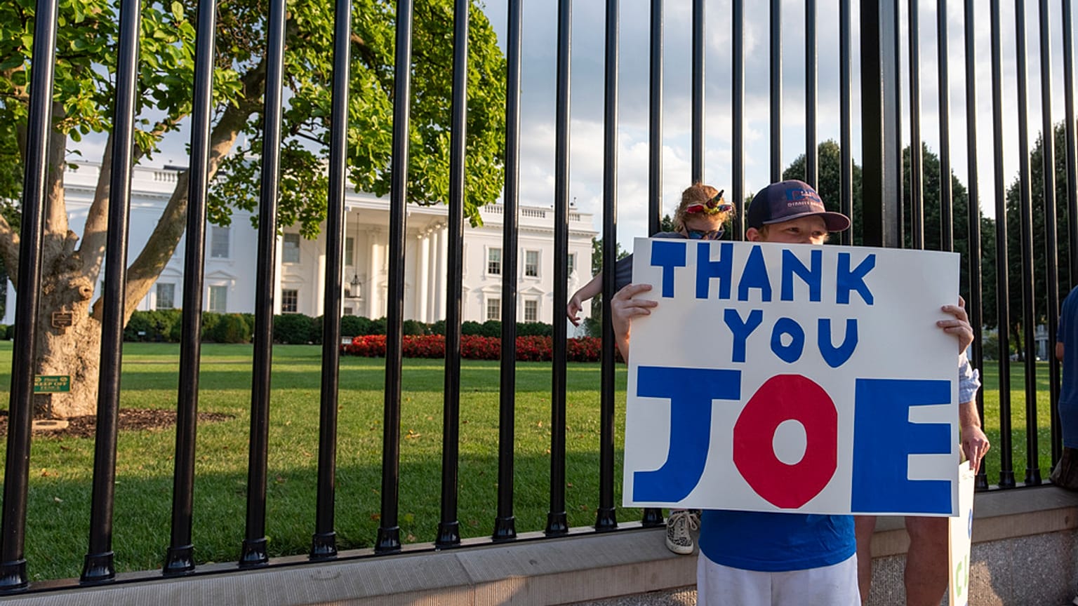 Der 10-jährige Hugh Kiewe aus Washington hält am Sonntag, 21. Juli, ein Plakat vor dem Weißen Haus. Darauf steht "Danke, Joe". 
