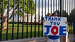 Der 10-jährige Hugh Kiewe aus Washington hält am Sonntag, 21. Juli, ein Plakat vor dem Weißen Haus. Darauf steht "Danke, Joe". 