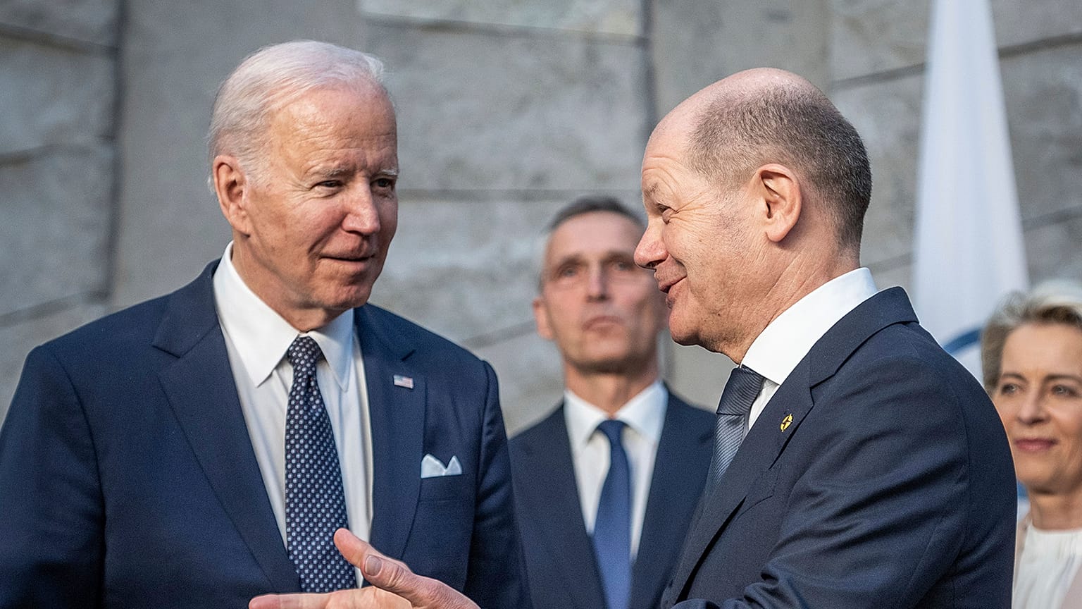 ABD Başkanı Joe Biden, sol önde ve Almanya Başbakanı Olaf Scholz, sağ önde, Brüksel'deki NATO karargahında düzenlenen olağanüstü NATO zirvesi sırasında konuşuyorlar, 24 Mart 2022
