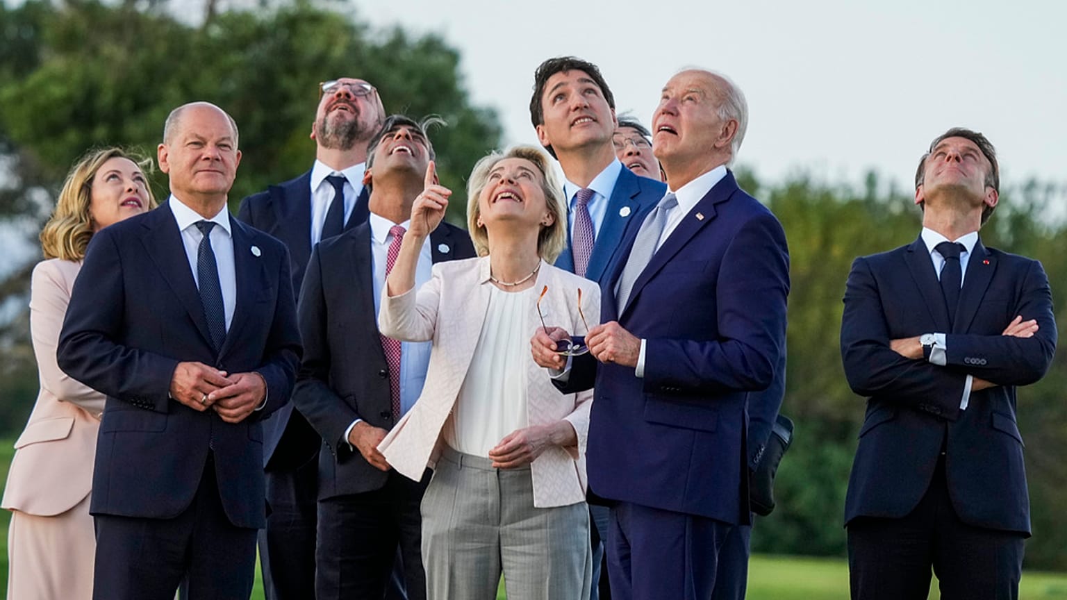 Il Presidente Joe Biden esce dal Giardino delle Rose della Casa Bianca a Washington, 27 settembre 2022.
