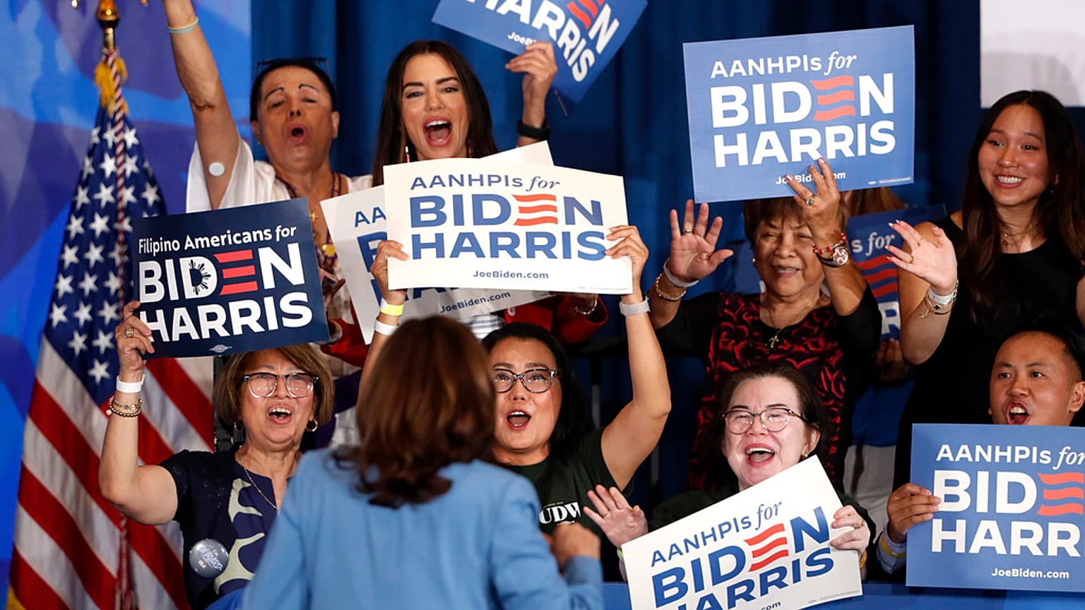 Kamala Harris (háttal) a páros egyik korábbi kampánygyűlésén Nevadában