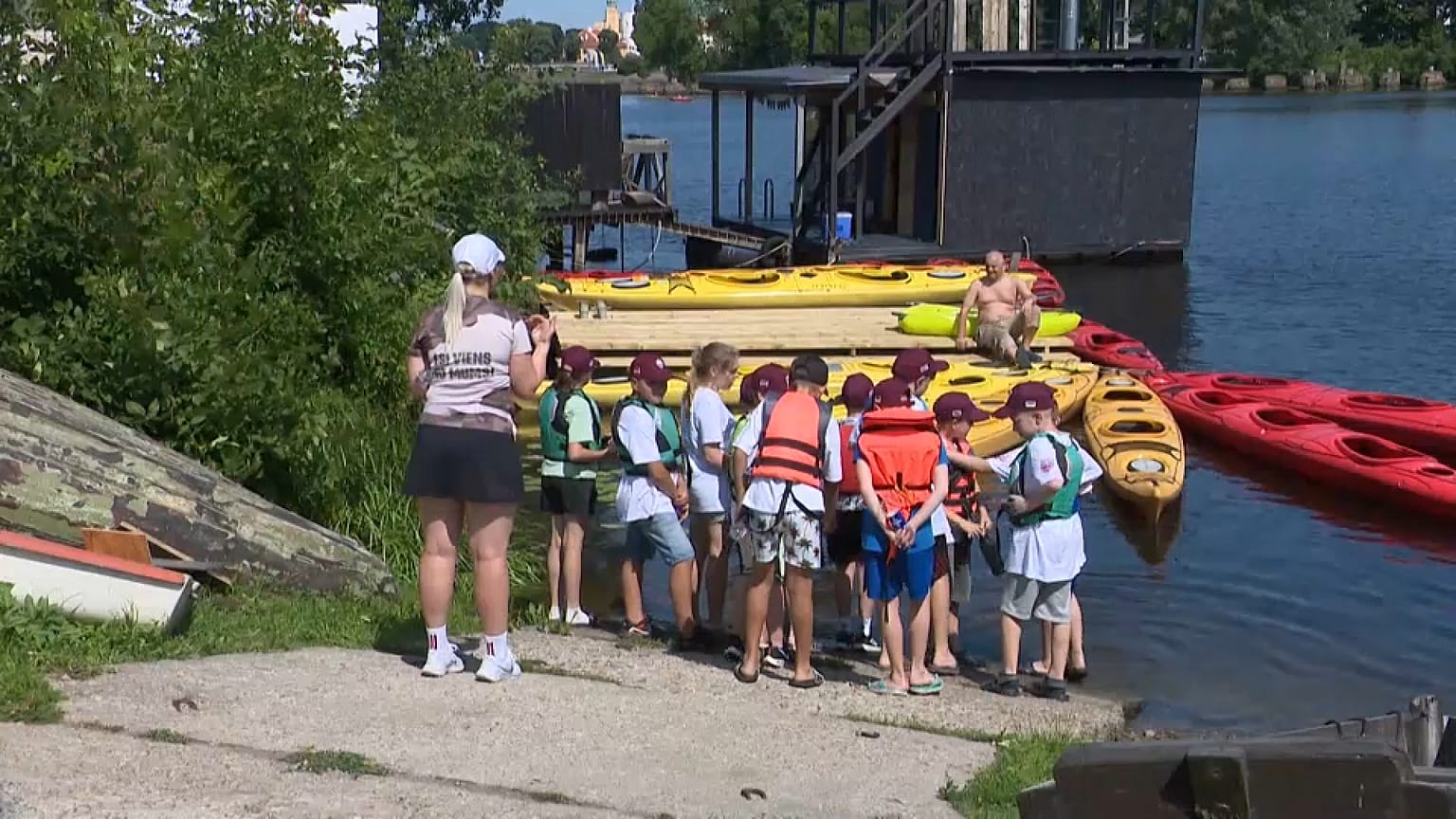 Alcuni bambini ucraini durante una delle attività estive in Lettonia