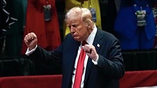Donald Trump, Michigan eyaletindeki Grand Rapids kentinde yaptığı seçim konuşmasından sonra kürsüden ayrılıyor. 20 Temmuz, 2024