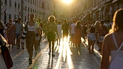Τουρίστες στο κέντρο του Ντουμπρόβνικ