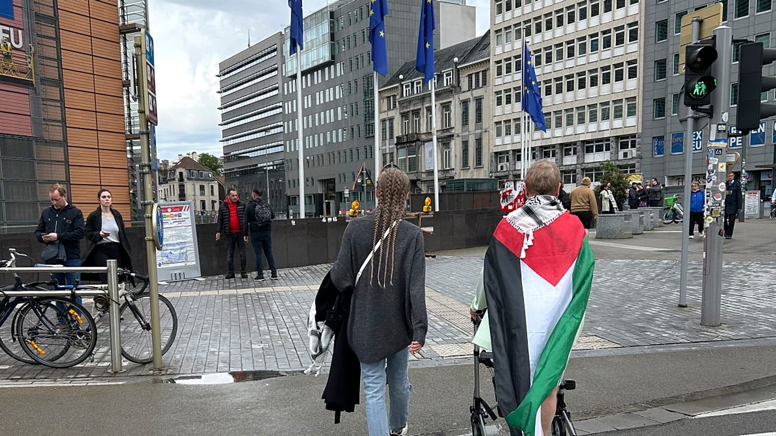  امرأة ترتدي العلم الفلسطيني بجانب مقر الاتحاد الأوروبي في بروكسل، الأحد، 26 مايو 2024. 