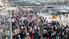 Gestrandete Passagiere auf dem Hamburger Flughafen in Deutschland