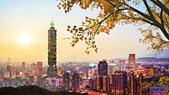 Die abendliche Skyline über Taipeh, Taiwan.