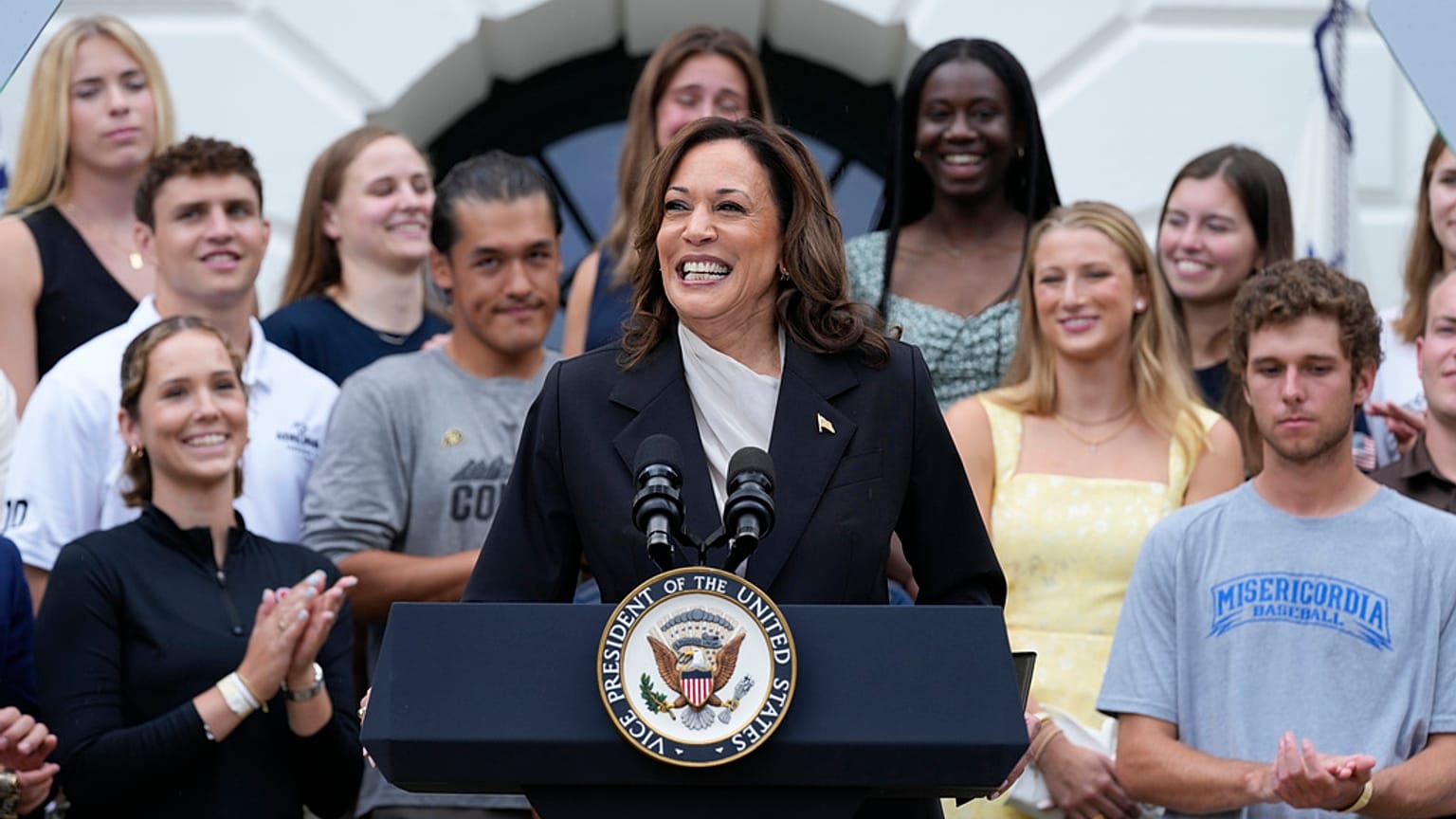 Kamala Harris alelnök a washingtoni Fehér Ház déli gyepéről beszél