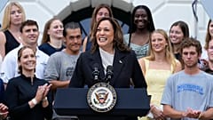 Vizepräsidentin Kamala Harris spricht auf dem South Lawn des Weißen Hauses in Washington