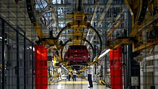 Varios trabajadores revisan las carrocerías de los nuevos Fiat Grande Panda en la nave de montaje de la fábrica de Stellantis, en Kragujevac, Serbia.