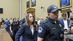 Kimberly Cheatle, a biztonsági szolgálat igazgatója távozik a képviselőházi meghallgatásról